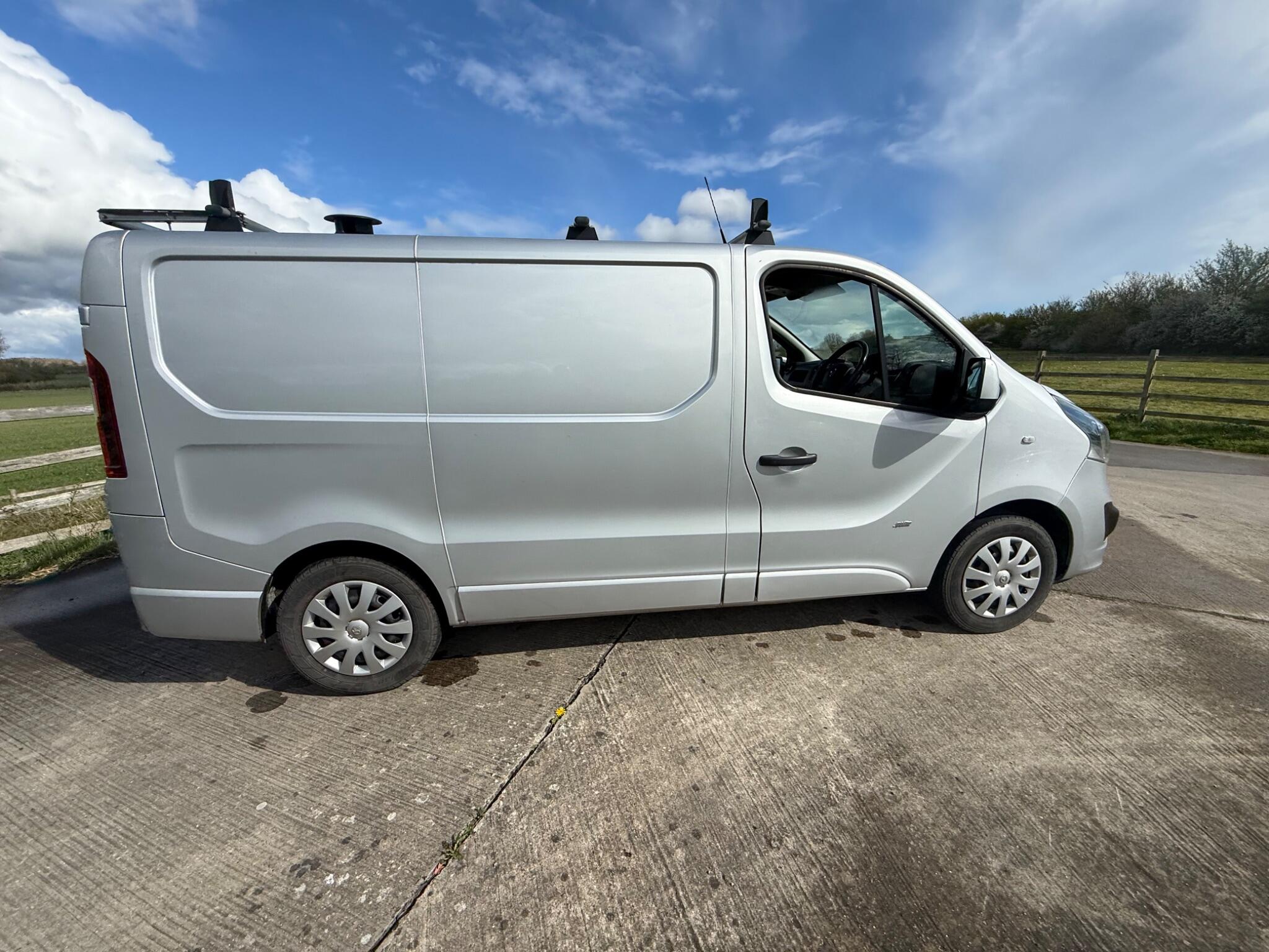 Vauxhall Vivaro 1.6 CDTi 2900 BiTurbo Sportive L1 H1 Euro 6 (s/s) 5dr — photo 72 of 98